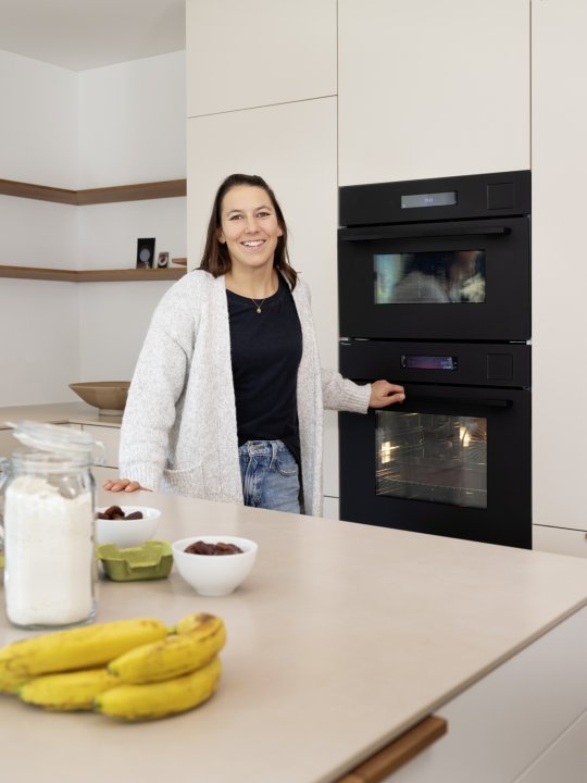 Skirennfahrerin Wendy Holdener steht vor einem geöffneten Backofen von Electrolux